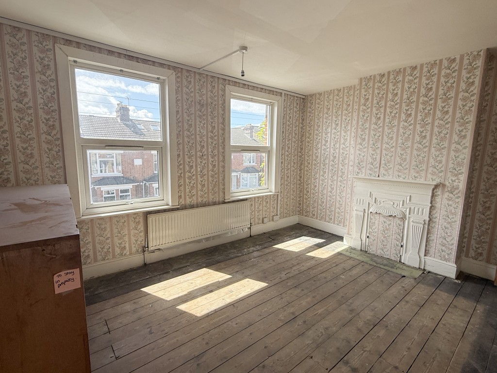 Lot: 136 - SEMI-DETACHED HOUSE IN NEED OF REFURBISHMENT - Bedroom 1 in House in Need of Improvement